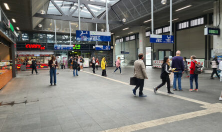 Eine möglichst geringe Aufenthaltsqualität, 10243 S-Warschauer Straße