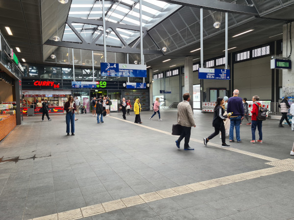 Eine möglichst geringe Aufenthaltsqualität, 10243 S-Warschauer Straße