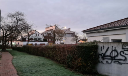 Gezackte Dächer in grauem Himmel, 84513 Töging am Inn