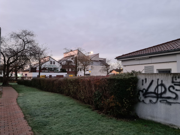 Gezackte Dächer in grauen Himmel, 84513 Töging am Inn