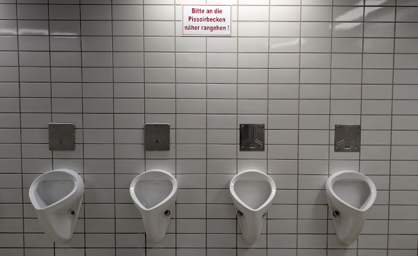 Bitte an die Pissoirbecken näher rangehen!, 84503 Altötting