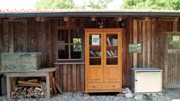 Bücherschrank im Umweltgarten Wiesmühl, 84549